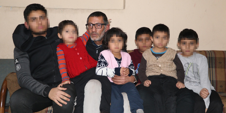 Eşi evi terk eden baba, 6 çocuğuyla yalnız başına kaldı