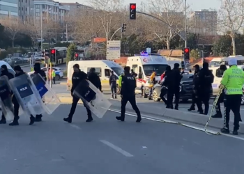 Eşini öldürüp otomobilin bagajına koydu
