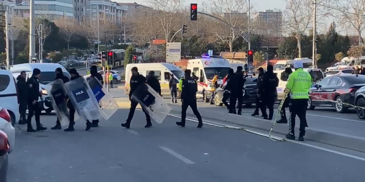 Eşini öldürüp otomobilin bagajına koydu
