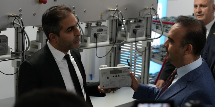 Eska, akıllı doğal gaz sayacını Bakan Kacır'a tanıttı