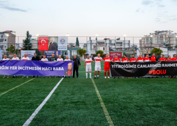 Eski futbolculardan şöhretler maçı
