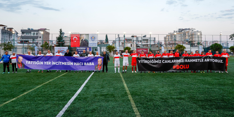 Eski futbolculardan şöhretler maçı