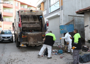 Eskişehir'de kötü kokular gelen evden 6 ton çöp çıktı