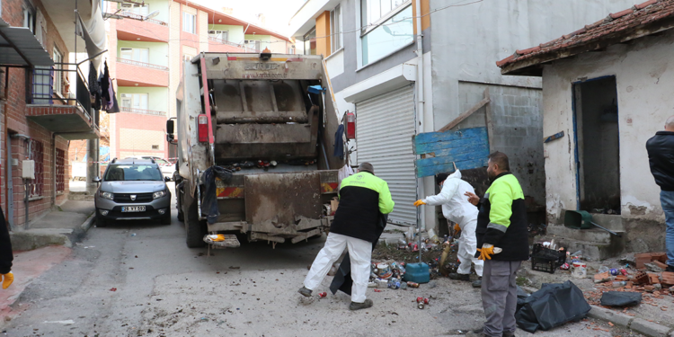 Eskişehir'de kötü kokular gelen evden 6 ton çöp çıktı