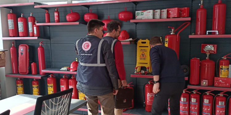 Fahiş fiyata yangın tüpü satan 10 iş yeri hakkında işlem yapıldı