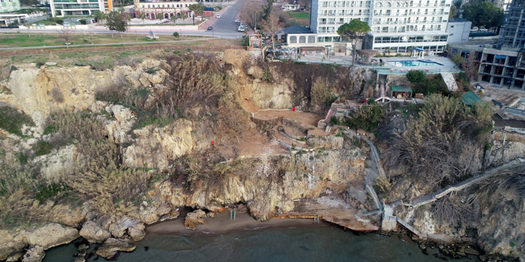 Falezlerden denize inilen kaçak asansör kaldırıldı