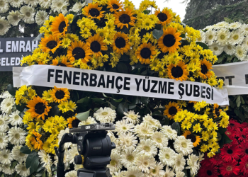 Fenerbahçeli yüzücü Vedia Nil Apak ve annesi Ferda Apak, defnedildi