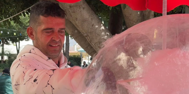 Ferdi Tayfur hayrına ücretsiz pamuk şeker dağıttı