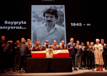 Ferdi Tayfur'a AKM'de veda töreni; Hayranları izdiham yarattı