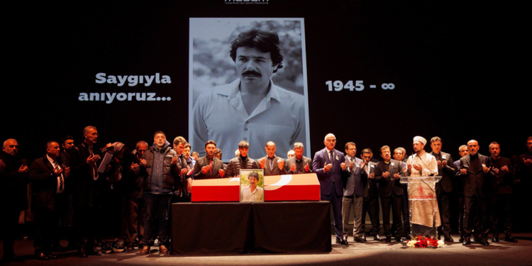 Ferdi Tayfur'a AKM'de veda töreni; Hayranları izdiham yarattı