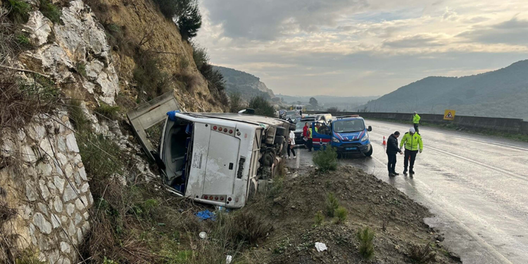 Festivale gidenleri taşıyan tur midibüsü devrildi; 23 yaralı