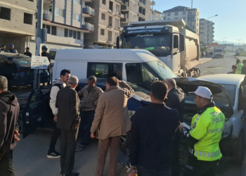 Fren sistemi arızalanan kamyon, kavşakta 5 araca çarptı; 3 yaralı