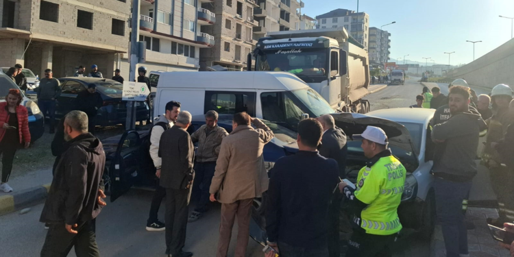 Fren sistemi arızalanan kamyon, kavşakta 5 araca çarptı; 3 yaralı