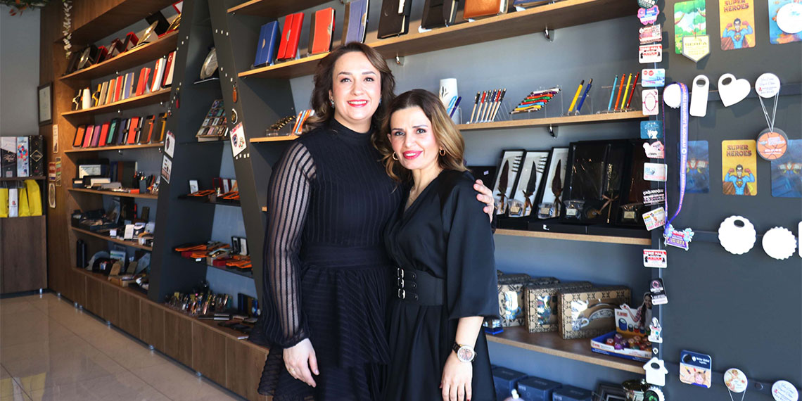 Gaziantep'te Semiye Ortasöz (31) ile görümcesi Elif Ortasöz (42), aldıkları eğitim ve hibe desteği ile kendi reklam şirketlerini kurdu.