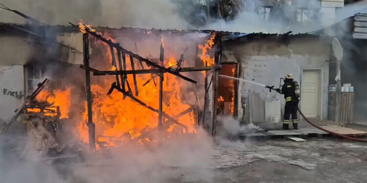 Gebze'de palet deposu alev alev yandı