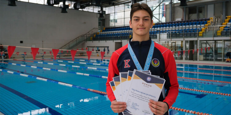Genç yüzücü Can Acar'dan Türkiye rekoru