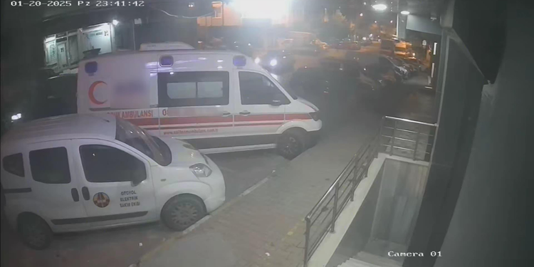 Gaziosmanpaşa'da ambulansa silahlı saldırı kamerada