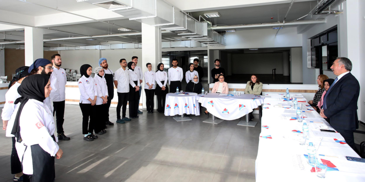 Geleceğin şefleri, final sınavında en iyi yemeği yapmak için yarıştı