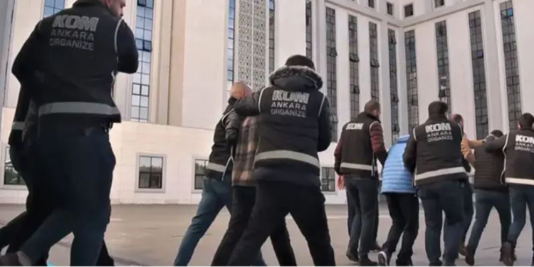 'Gizli tanık' davasında polislerin yurt dışı yasağı kaldırıldı