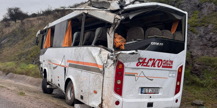 Gönen'de işçi servis midibüsü kaza yaptı: 4'ü ağır, 25 yaralı