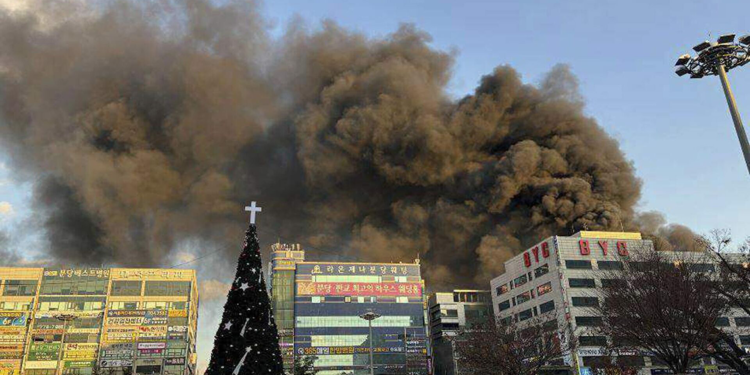 Güney Kore'nin Seongnam şehrinde 8 katlı binada yangın çıktı
