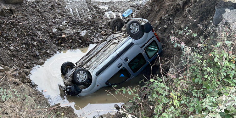Hafif ticari araç dere yatağına düştü: 3 yaralı