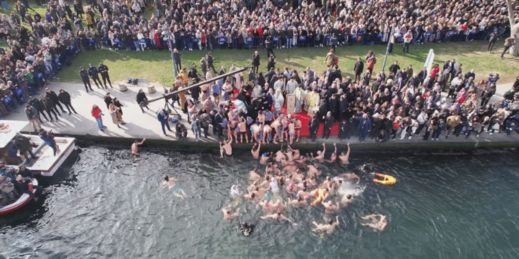 Haliç'te haç çıkartma töreni yapıldı