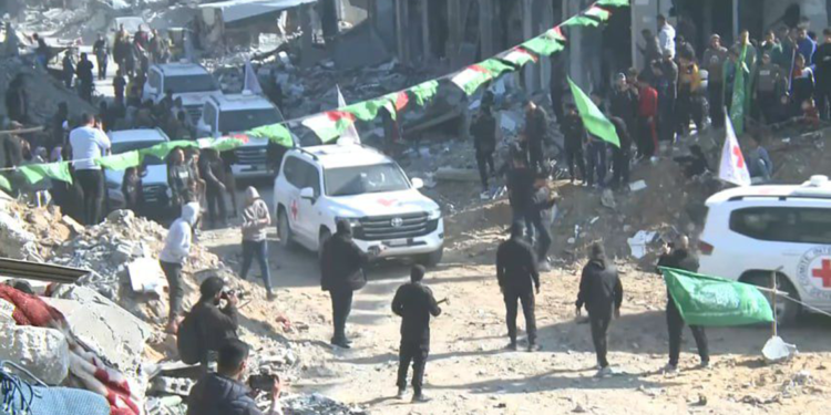 Hamas, 3 İsrailli esiri Kızılhaç’a teslim etti