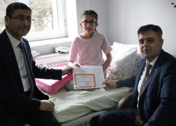 Hastanede tedavi gören öğrenciler, karnelerini aldı
