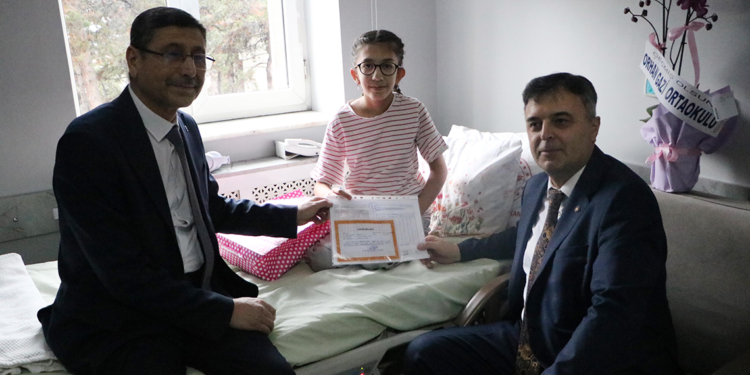 Hastanede tedavi gören öğrenciler, karnelerini aldı