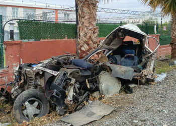 Hurdaya dönen otomobilin sürücüsü hafif yaralandı; kaza kamerada