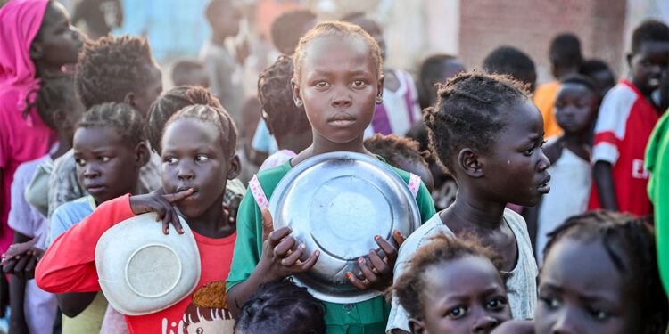 Sudan'a 161 konteyner insani yardım malzemesi ulaştırıldı