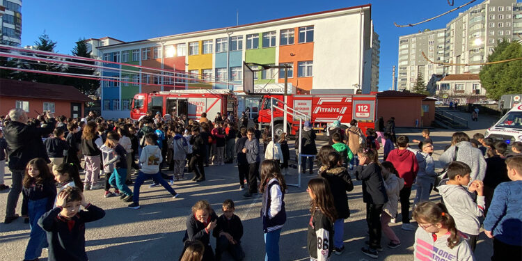 İlkokulda elektrik panosundan yangın çıktı