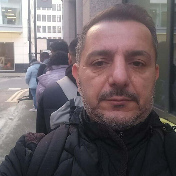 İngiltere'de hayatını kaybeden Türk profesör Orhan Ekren'in (48) cenazesi, memleketi İzmir'in Torbalı ilçesinde son yolculuğuna uğurlandı. Cenazede eşi Banu Ekren (48), gözyaşlarını tutamadı.