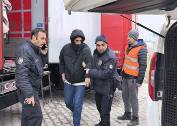 TIR'ın dorsesine İran uyruklu 3 kaçak göçmen yakalandı