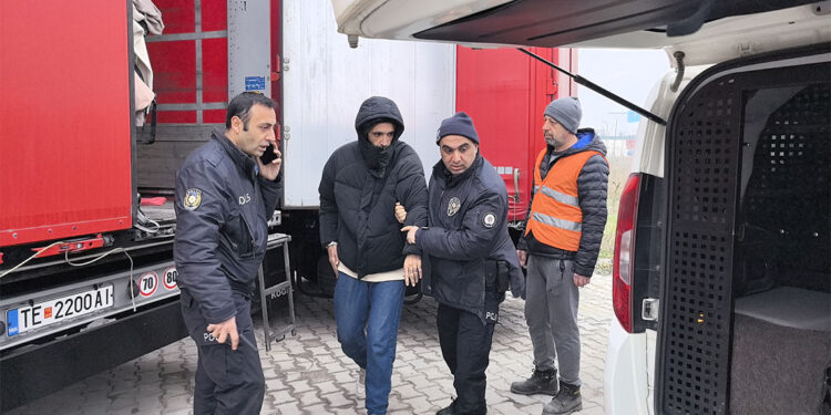 TIR'ın dorsesine İran uyruklu 3 kaçak göçmen yakalandı