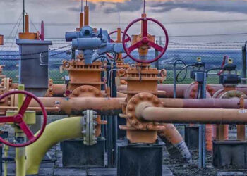 İran'da petrol deposunda yangın çıktı