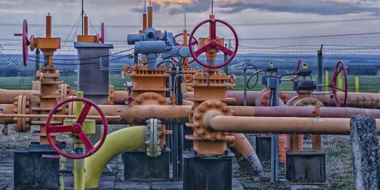 İran'da petrol deposunda yangın çıktı