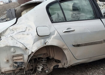 İş yerinin duvarına çarpan otomobilin sürücüsü öldü