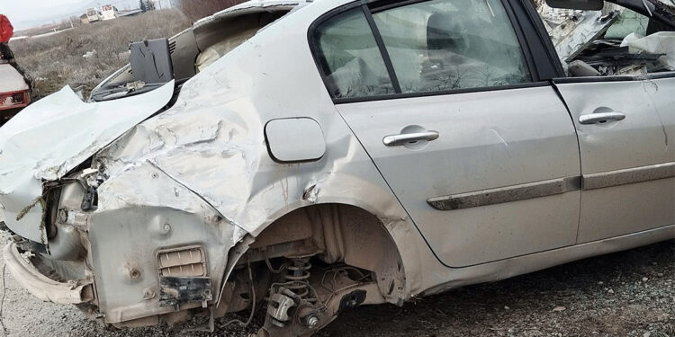 İş yerinin duvarına çarpan otomobilin sürücüsü öldü