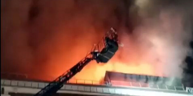 Avcılar'da 6 katlı bir binanın çatı katında yangın