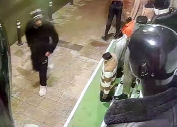 Cansız mankenin üzerindeki montu çaldılar