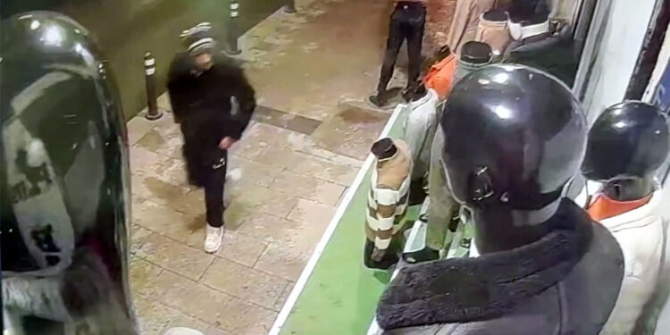 Cansız mankenin üzerindeki montu çaldılar