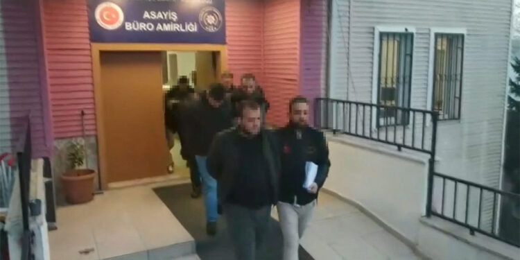 Başakşehir'de iş yeri kurşunlayıp kaçtılar