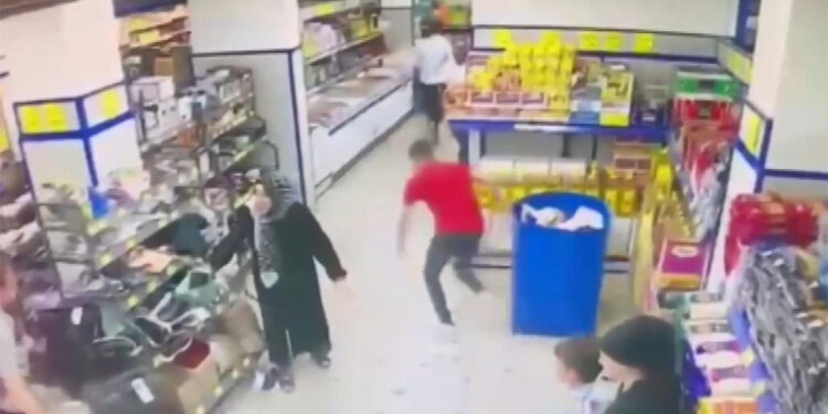 Markette arkadaşını korumaya çalışırken öldürüldü