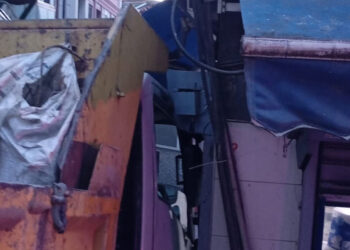 Beyoğlu'nda kamyonet markete çarptı