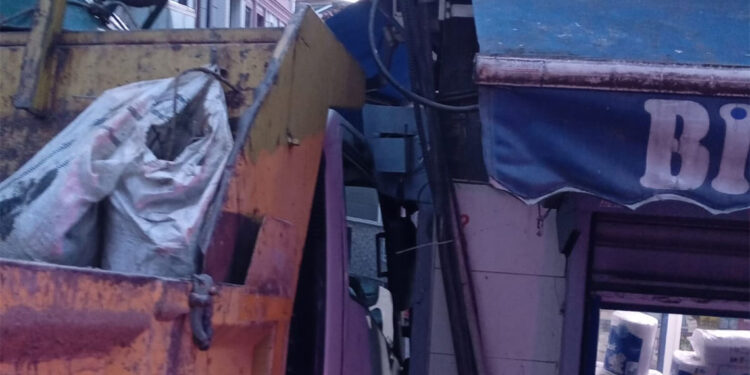 Beyoğlu'nda kamyonet markete çarptı