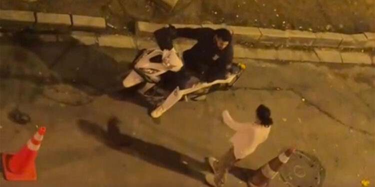 Beyoğlu'nda sokak ortasında nişanlısı olduğu iddia edilen kadını darbetti 