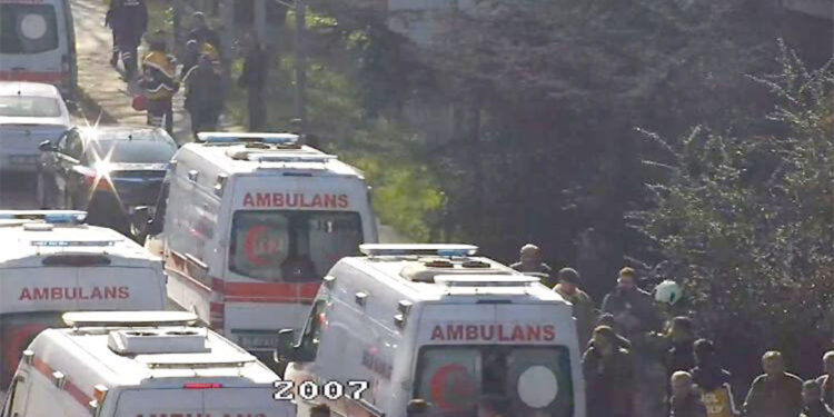 Esenler'de makas atan sürücünün çarptığı araç takla attı