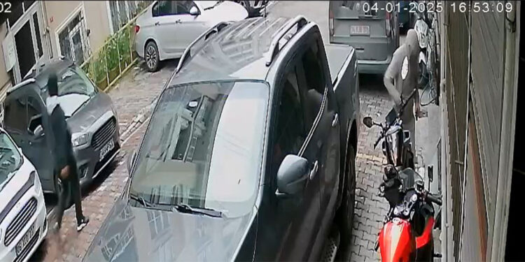 Esenyurt'ta motosiklet hırsızlığı kamerada